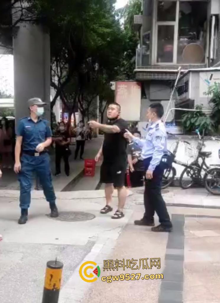 广州猛男怒打交警!因不满罚单当街狂扇头,警帽直接飞天,老婆在一旁看戏,看来这是想老公进去?-8