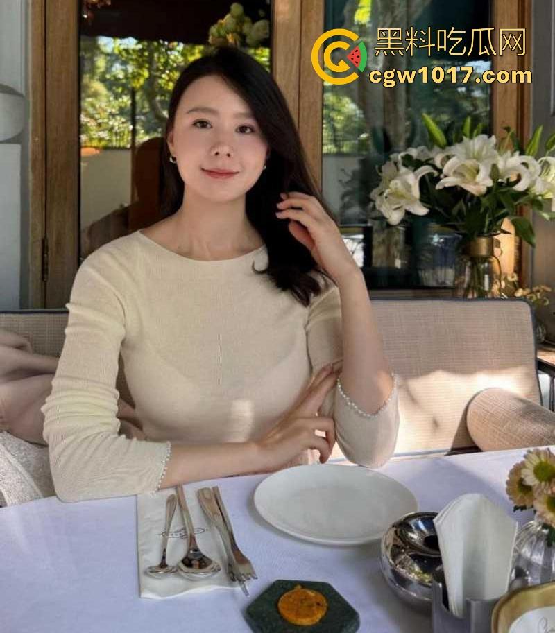 跟嫂子的刺激性爱！嫂子边跟网聊网友聊天边被操，强忍着大鸡巴的捅入，激动的高潮喷了两次，网友也听到撸射！-1