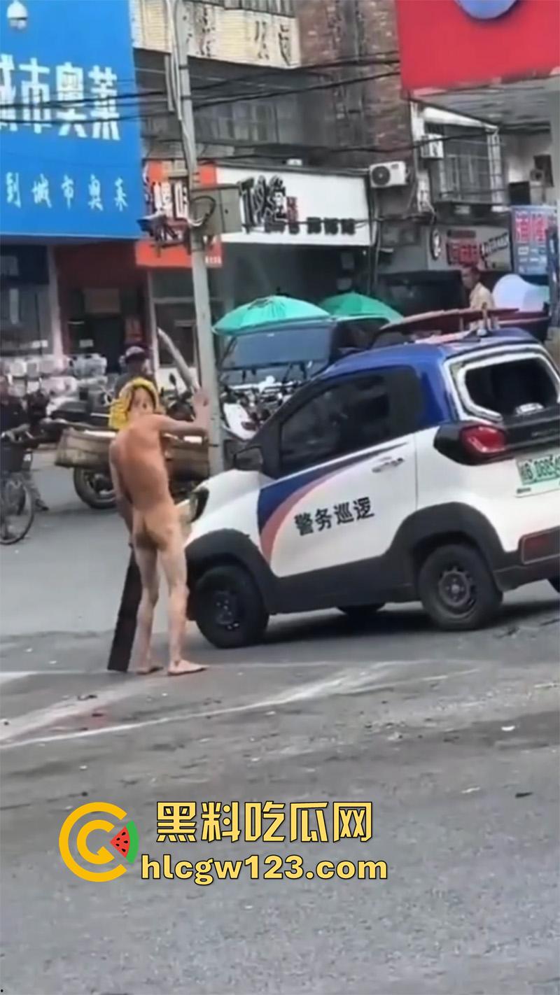 广西柳州惊现裸男，小黄毛疑似吸毒，大热天赤裸全身裸奔，到处砸车打人，被警察当场逮捕！-3