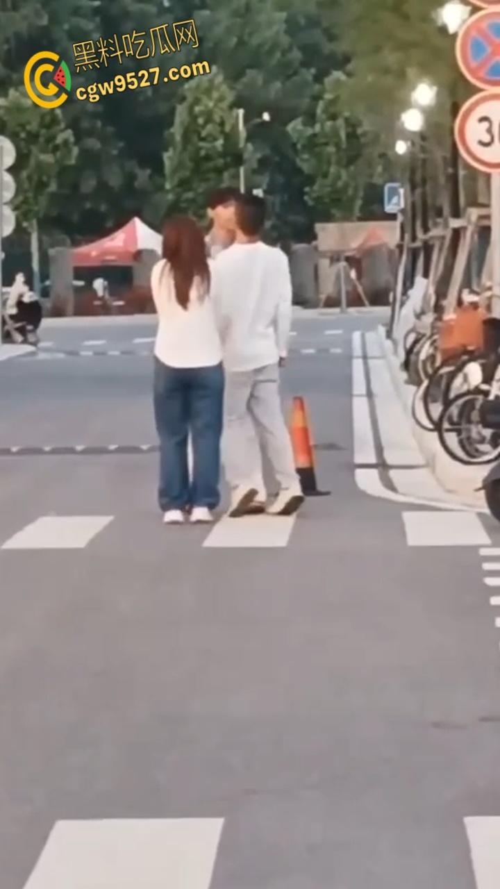 徐州工业大学女版罗志祥，时间管理大师一天跟三个男生约会，纯爱战士应声倒地，吃瓜群众都看呆了 !-5