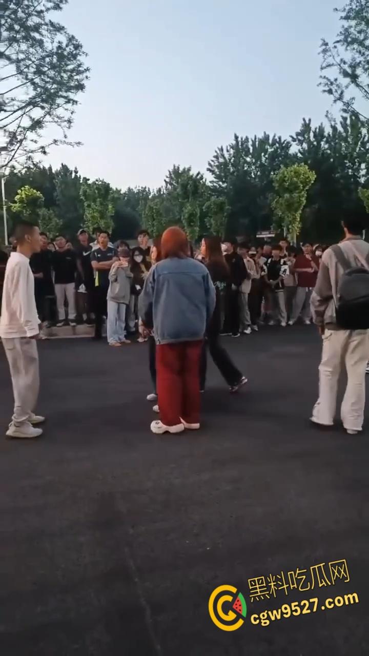 徐州工业大学女版罗志祥，时间管理大师一天跟三个男生约会，纯爱战士应声倒地，吃瓜群众都看呆了 !-7