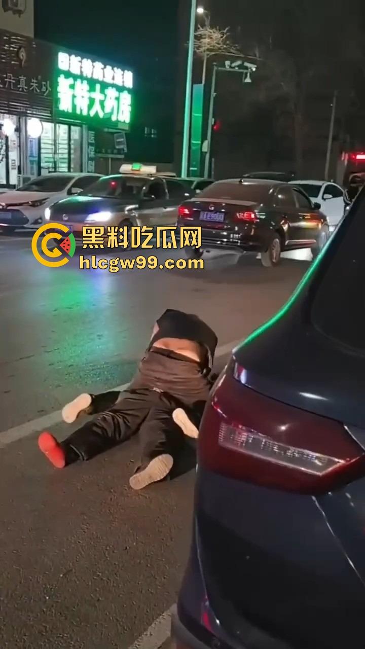 辽宁辽阳灯塔亲兄弟好哥们酒后狂战，拳拳到肉，生怕一拳打不死对方，特警来了才把光头按住！-1