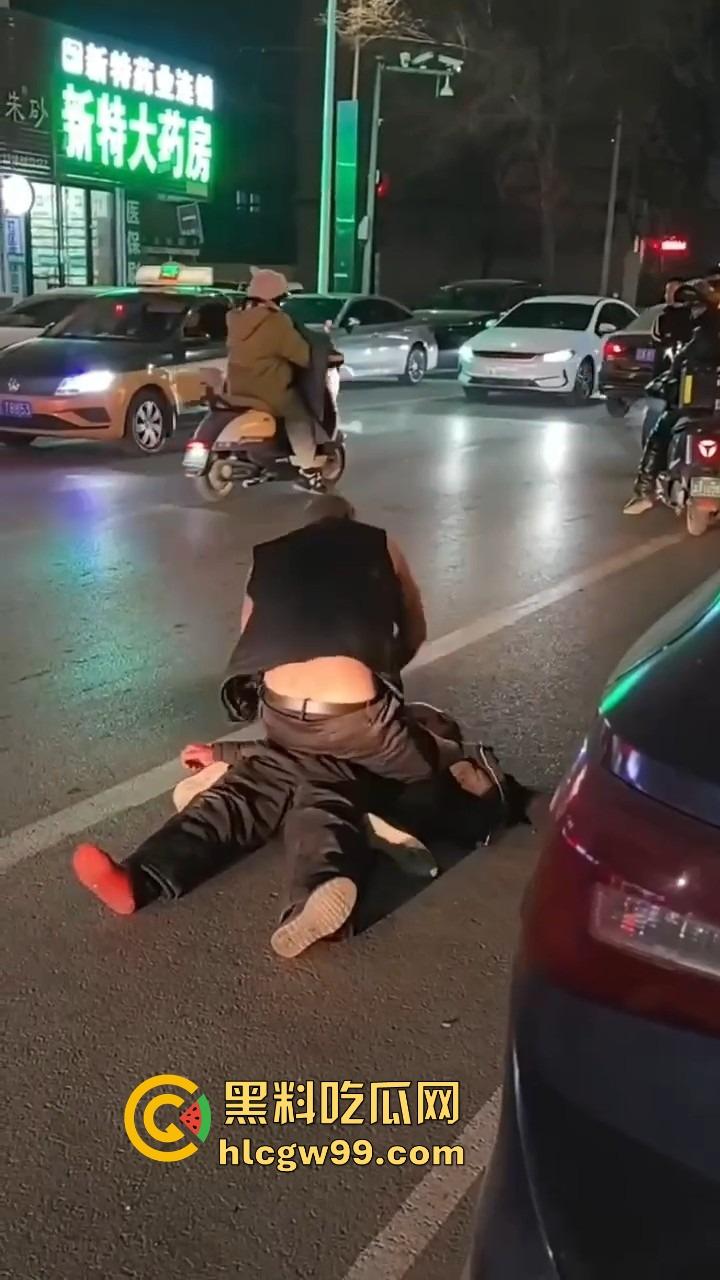 辽宁辽阳灯塔亲兄弟好哥们酒后狂战，拳拳到肉，生怕一拳打不死对方，特警来了才把光头按住！-2