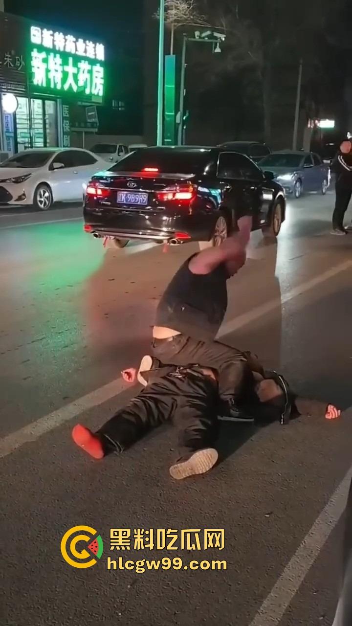 辽宁辽阳灯塔亲兄弟好哥们酒后狂战，拳拳到肉，生怕一拳打不死对方，特警来了才把光头按住！-3