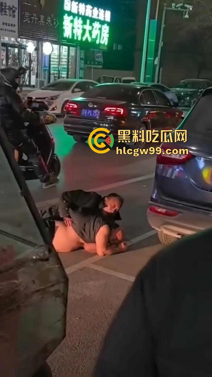 辽宁辽阳灯塔亲兄弟好哥们酒后狂战，拳拳到肉，生怕一拳打不死对方，特警来了才把光头按住！-5