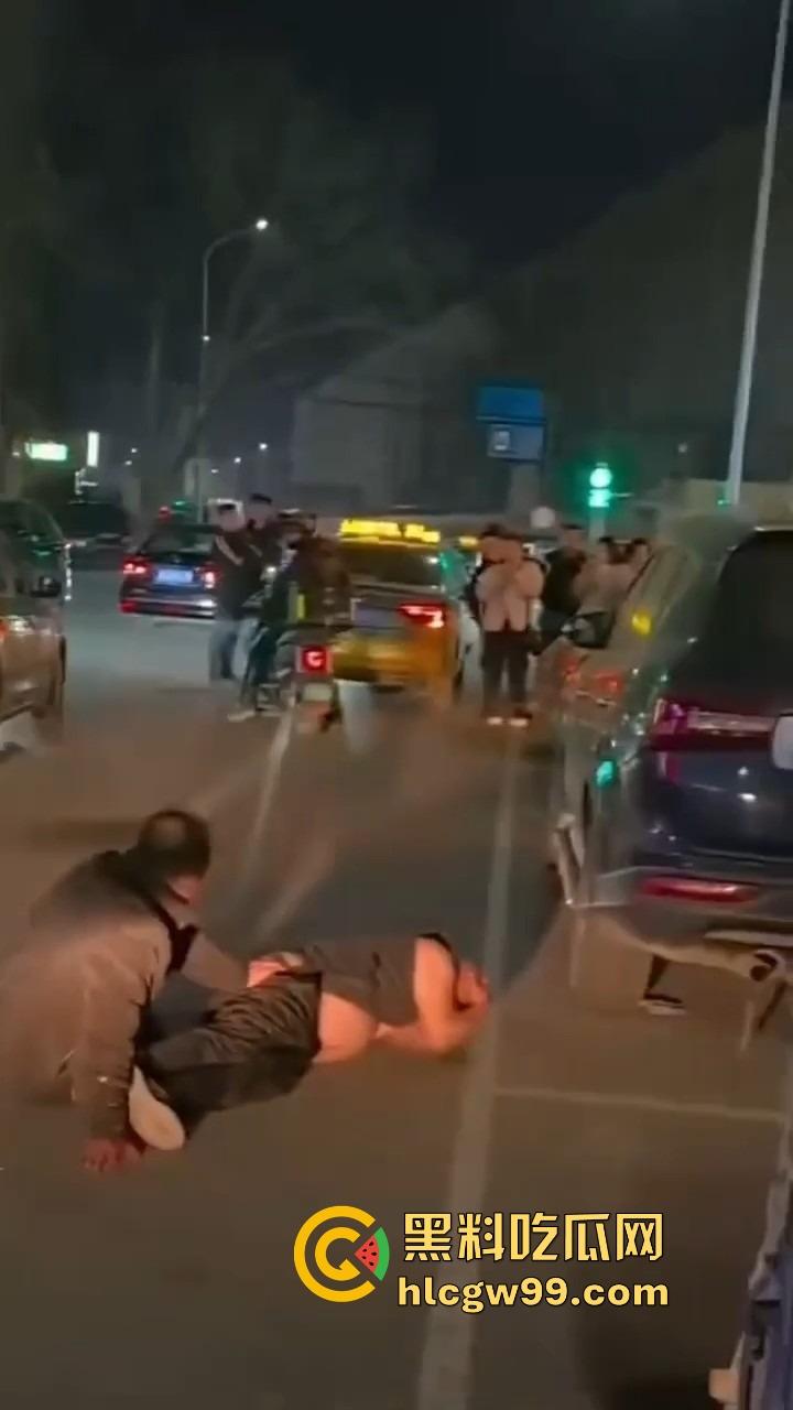 辽宁辽阳灯塔亲兄弟好哥们酒后狂战，拳拳到肉，生怕一拳打不死对方，特警来了才把光头按住！-7