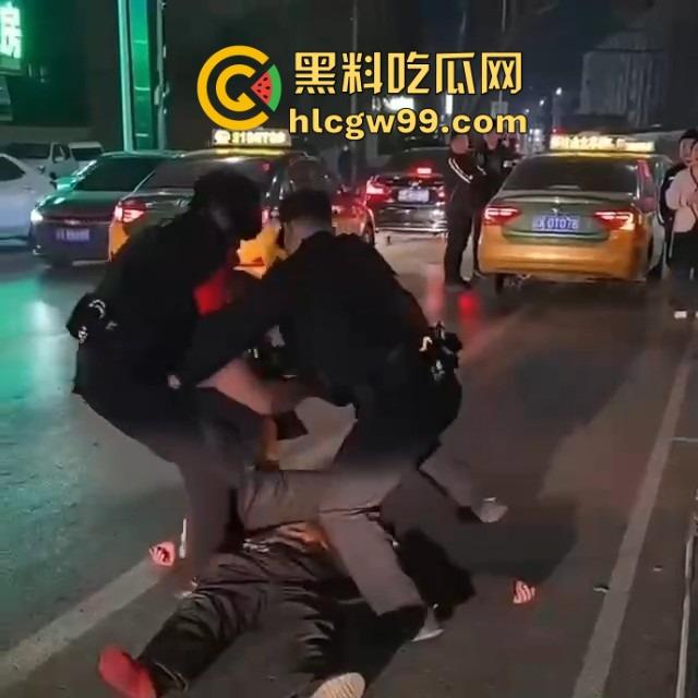辽宁辽阳灯塔亲兄弟好哥们酒后狂战，拳拳到肉，生怕一拳打不死对方，特警来了才把光头按住！-8
