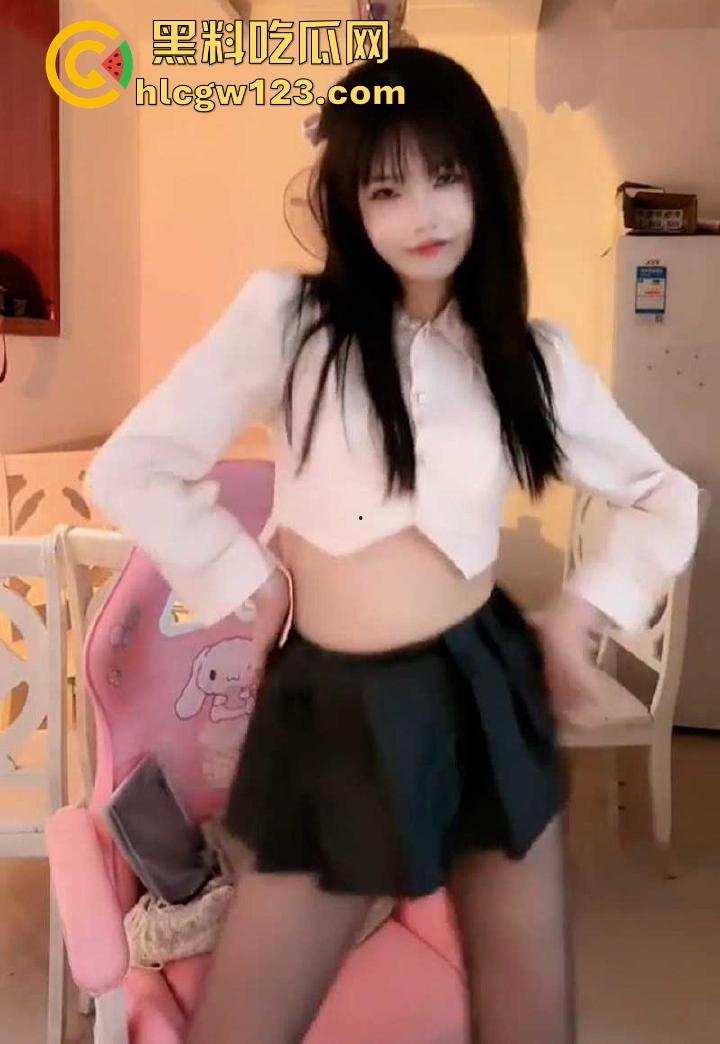 抖音10万粉丝小网红【草莓宝宝】露点福利流出 JK齐逼短裙热舞 腾讯视频裸聊大放送！-5