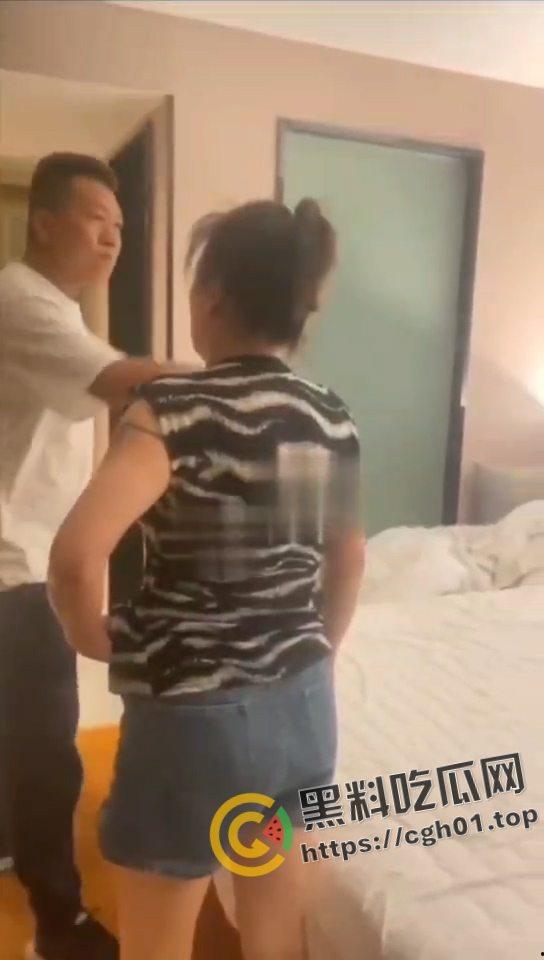 上阵父子兵！爸爸带着儿子捉奸妈妈  小三被打头破血流 儿子表示我妈的逼只有我爸能操-3