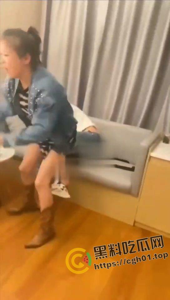 上阵父子兵！爸爸带着儿子捉奸妈妈  小三被打头破血流 儿子表示我妈的逼只有我爸能操-7