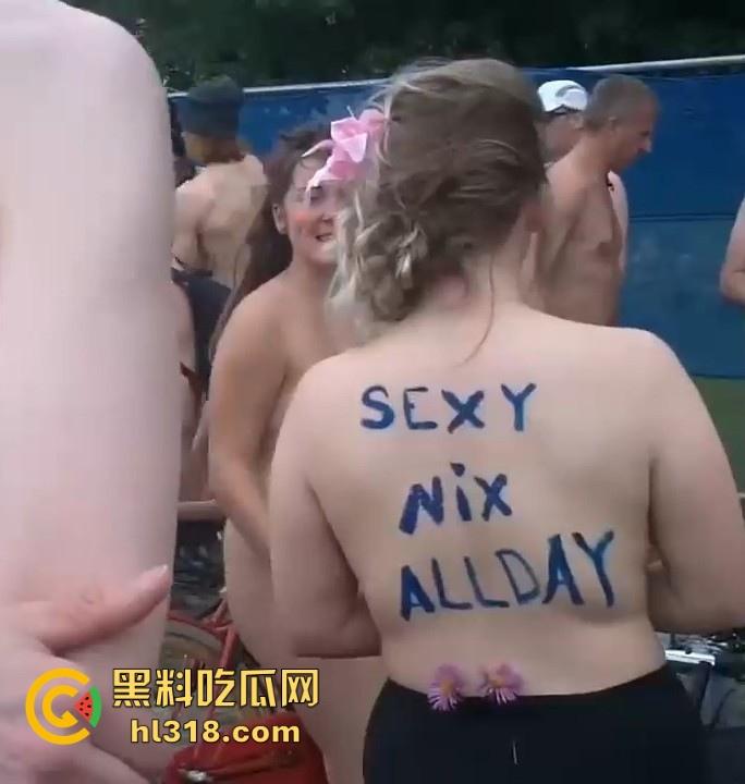 欧美裸体骑行游行活动现场视频曝光，难怪说外国人会整活，就连骑行也玩起了裸体骑行，各种形状奶子看不停！-4