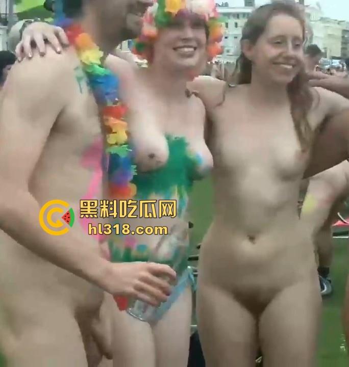 欧美裸体骑行游行活动现场视频曝光，难怪说外国人会整活，就连骑行也玩起了裸体骑行，各种形状奶子看不停！-8