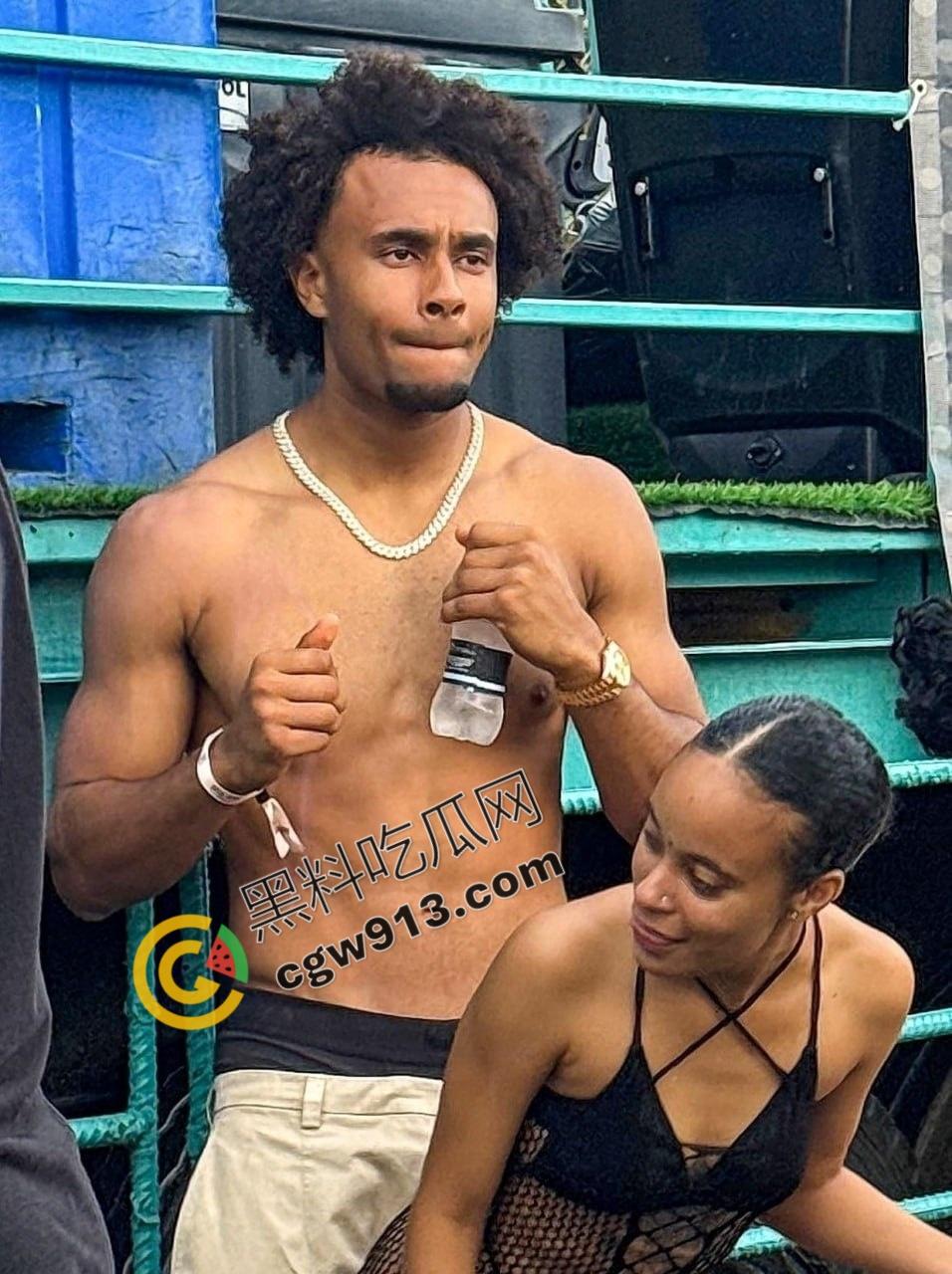 火热大曝光！曼联球星齐尔克泽球场外激战，与性感女郎酒店激战，三洞齐开，画面堪比岛国大片-3