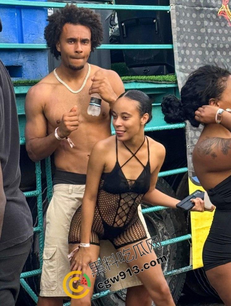 火热大曝光！曼联球星齐尔克泽球场外激战，与性感女郎酒店激战，三洞齐开，画面堪比岛国大片-4