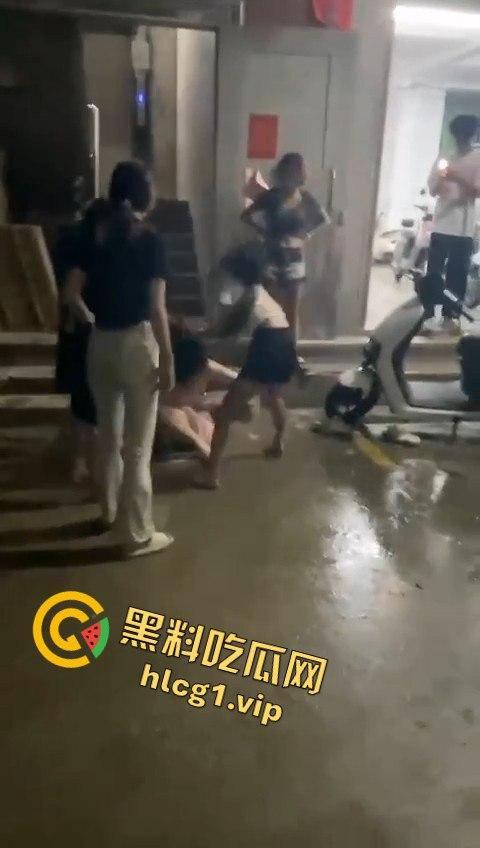 精神小妹上演清凉群架大戏！互扯头发大打出手，场面堪比热血高校！-6