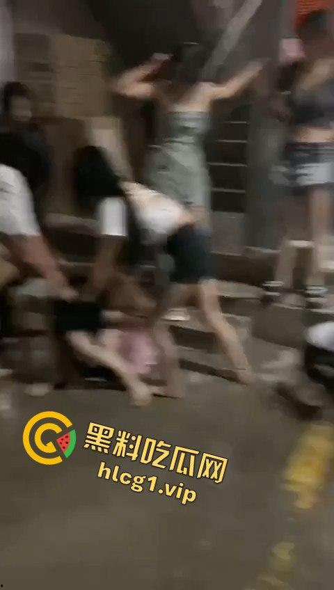 精神小妹上演清凉群架大戏！互扯头发大打出手，场面堪比热血高校！-8