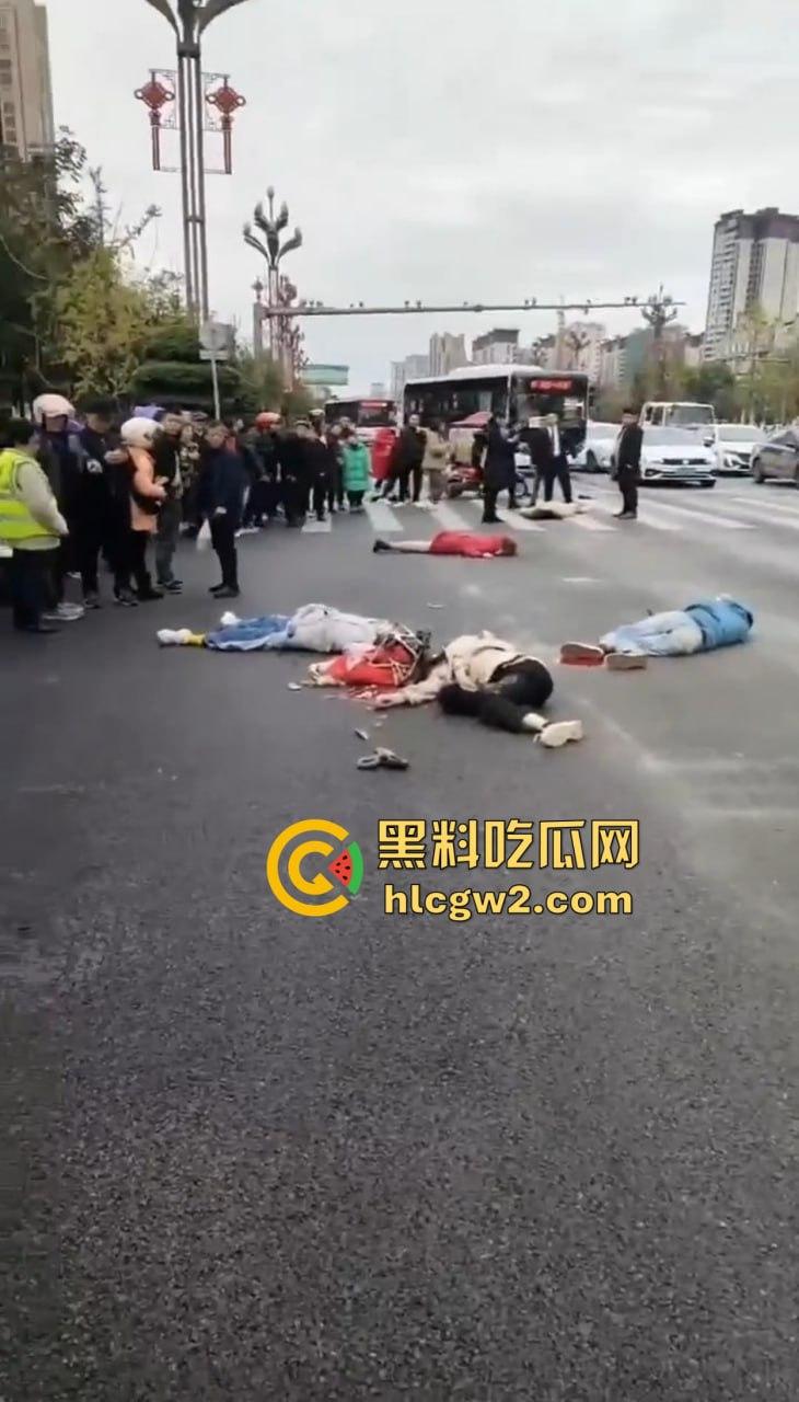 四川内江公交惨剧震惊全城!司机突发疾病酿悲剧,谁来为1死4伤的血泪买单?-2