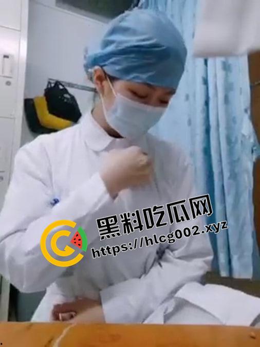 反差骚护士!更衣室内露出巨乳骚逼 差点被护士长发现 白色大褂下的骚穴淫水四射 绝对反差-1