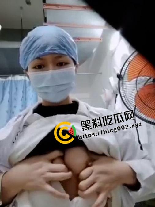 反差骚护士!更衣室内露出巨乳骚逼 差点被护士长发现 白色大褂下的骚穴淫水四射 绝对反差-4