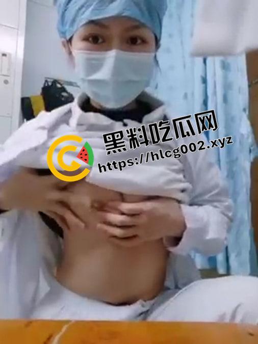 反差骚护士!更衣室内露出巨乳骚逼 差点被护士长发现 白色大褂下的骚穴淫水四射 绝对反差-7
