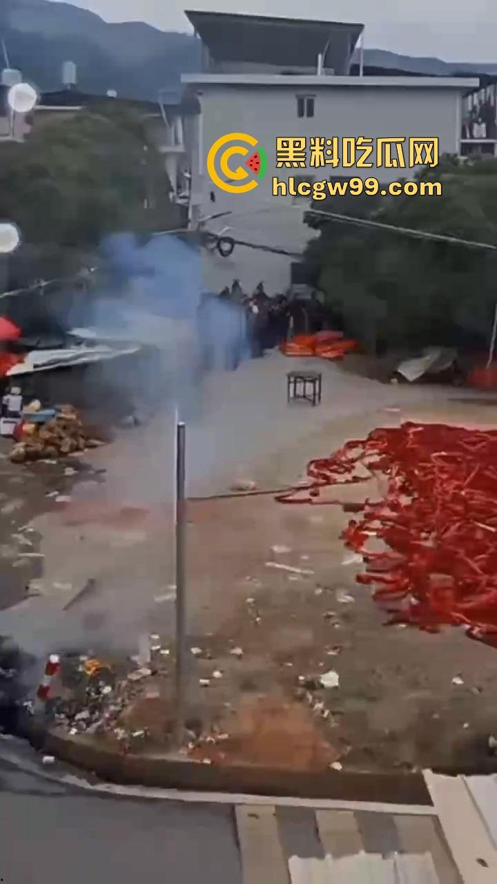 福建泉州村民豪横迎元宵，一村子的鞭炮堆一起炸 烟雾蘑菇云腾空而起 现场气势堪比小型核试验！-2