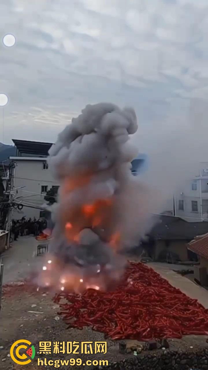 福建泉州村民豪横迎元宵，一村子的鞭炮堆一起炸 烟雾蘑菇云腾空而起 现场气势堪比小型核试验！-5