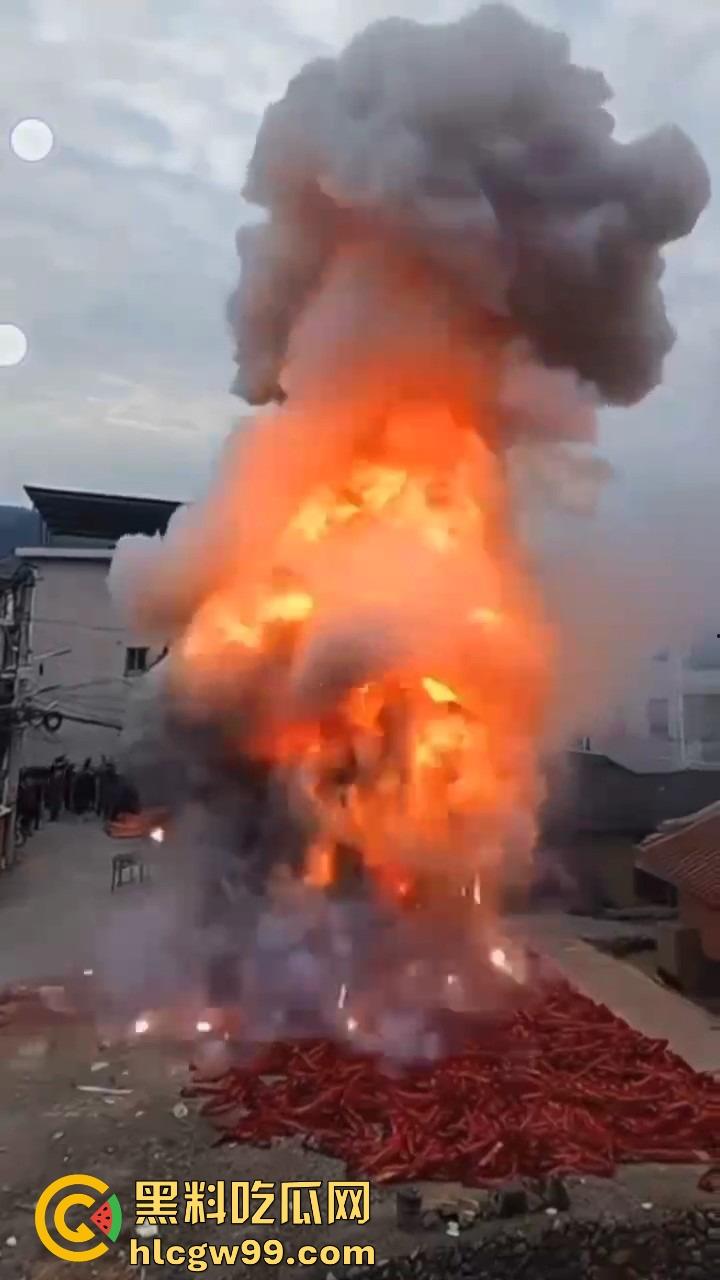 福建泉州村民豪横迎元宵，一村子的鞭炮堆一起炸 烟雾蘑菇云腾空而起 现场气势堪比小型核试验！-6