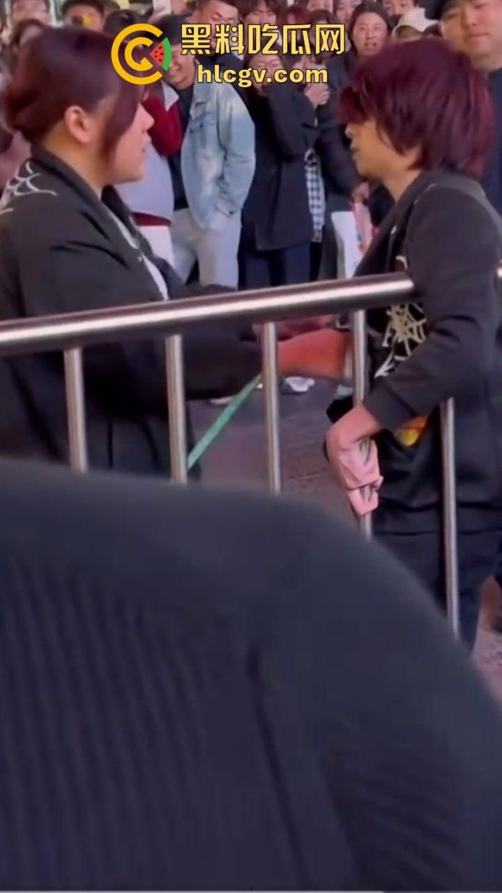 沈阳中街情侣吵架超带劲 旁边大哥忘情表演误摸警察屁股 全程搞笑沈腾看了都说妙-1