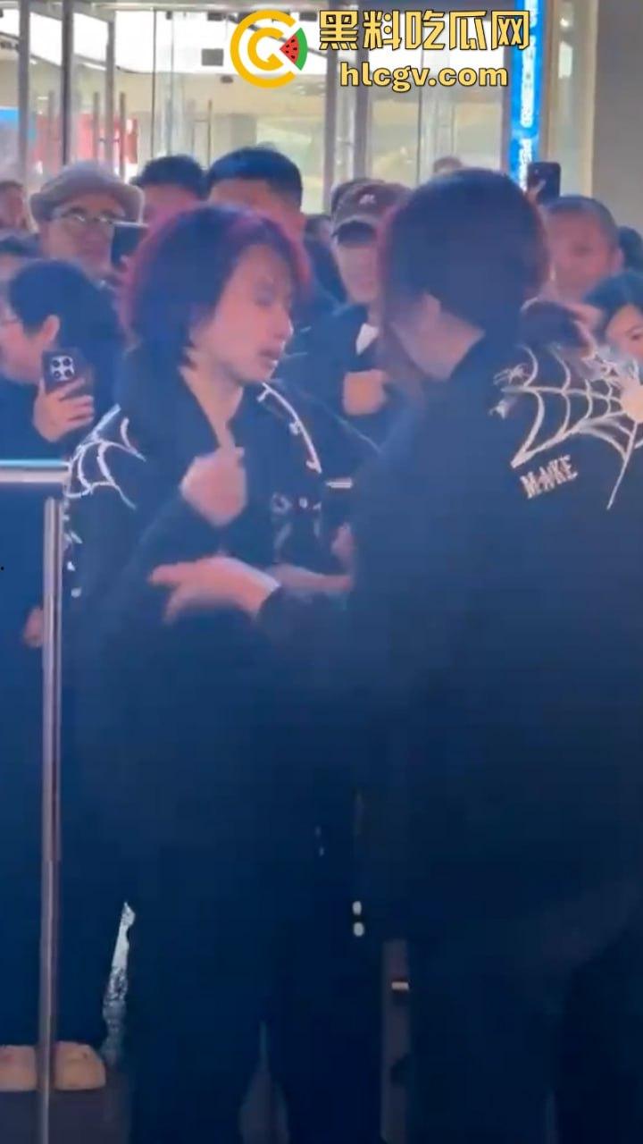 沈阳中街情侣吵架超带劲 旁边大哥忘情表演误摸警察屁股 全程搞笑沈腾看了都说妙-2