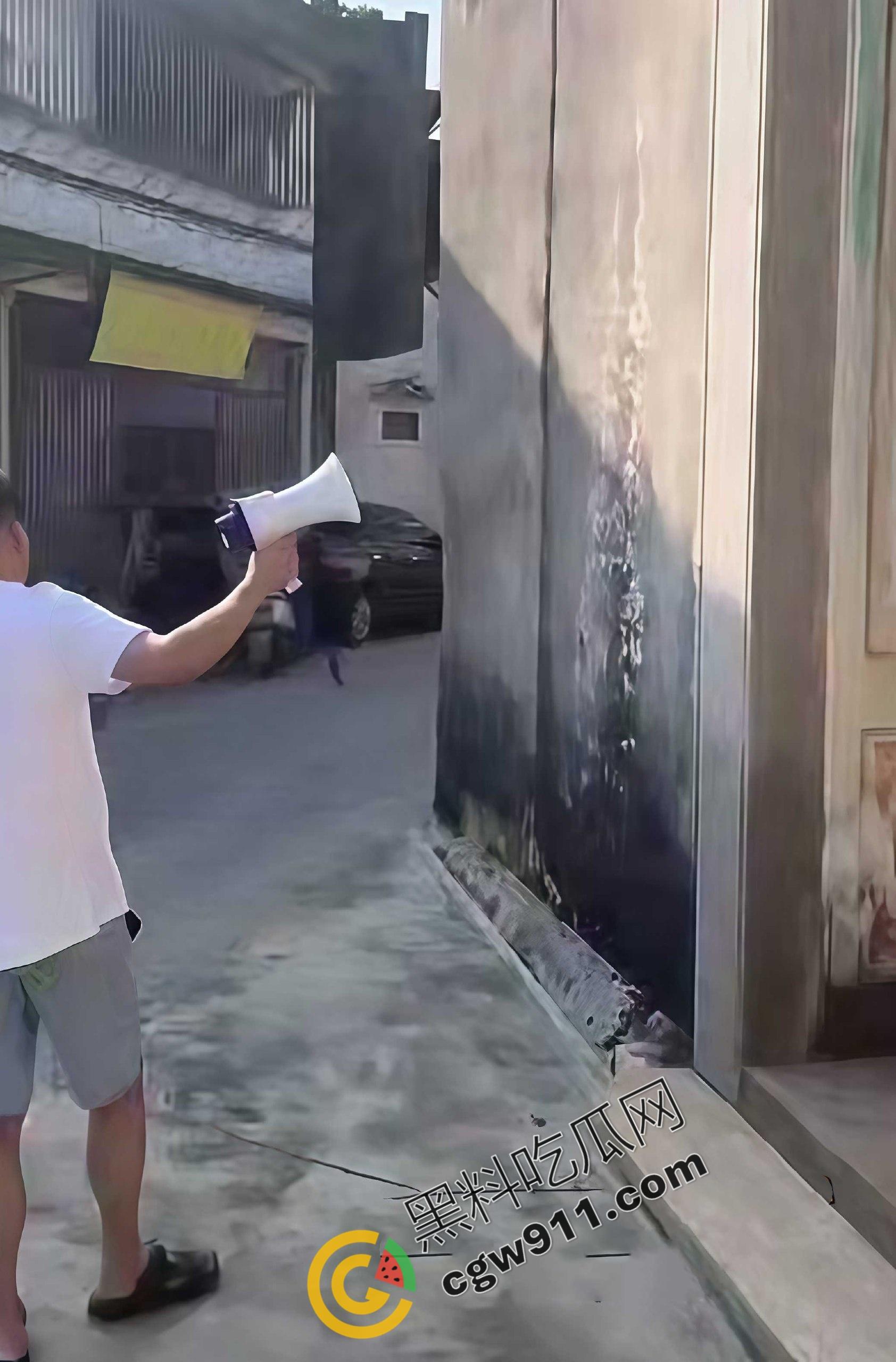 广东普宁惊爆绿帽丑闻：丈夫公开播放妻子出轨证据！三孩皆非亲生，妻家门庭若市，宗祠前成大戏场！-5