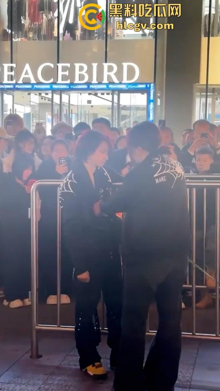 沈阳中街情侣吵架超带劲 旁边大哥忘情表演误摸警察屁股 全程搞笑沈腾看了都说妙-5