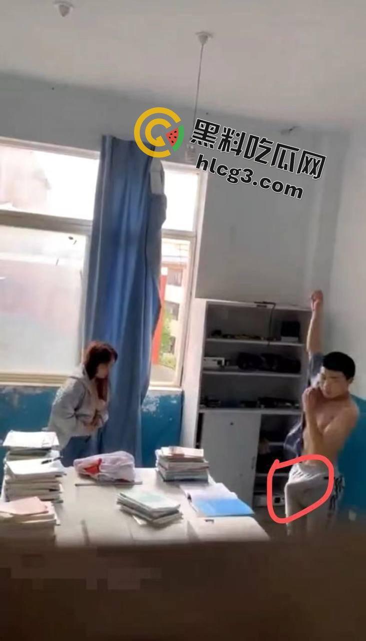 云南昆明某高校信息两学生办公室锁门打炮！窗帘当床单，教导主任敲门瞬间激情场面大曝光！-9