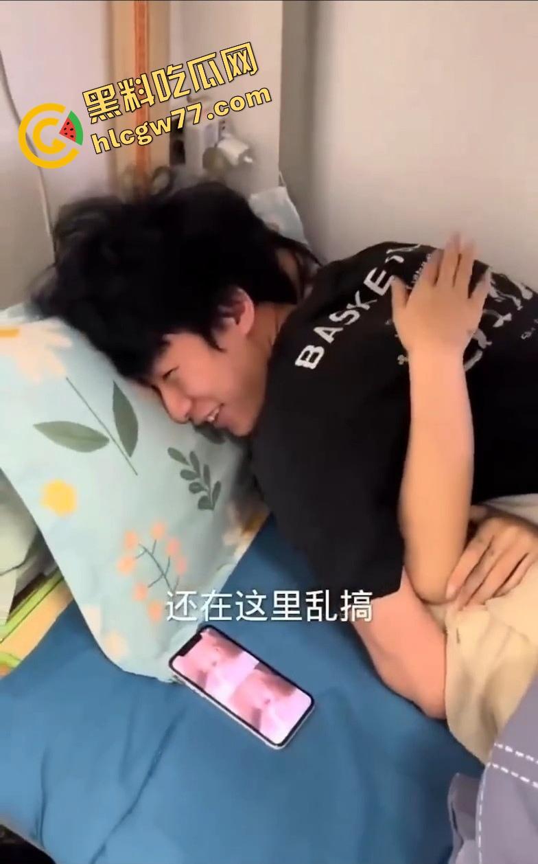 广西老表真会玩，带女友宿舍开车，下铺抱操缠成一团，上铺兄弟瑟瑟发抖快抑郁了！-3