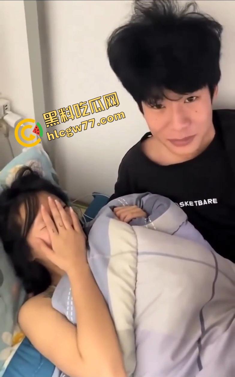 广西老表真会玩，带女友宿舍开车，下铺抱操缠成一团，上铺兄弟瑟瑟发抖快抑郁了！-6