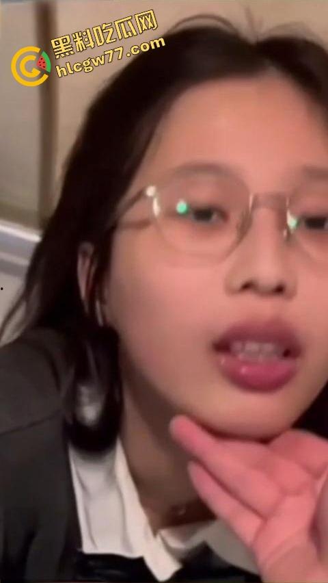 唐山邻居眼镜小妹『黎蒨』私拍曝光，被隔壁猥琐老王假借送礼为由，拉到厕所强制深喉打脸！-7