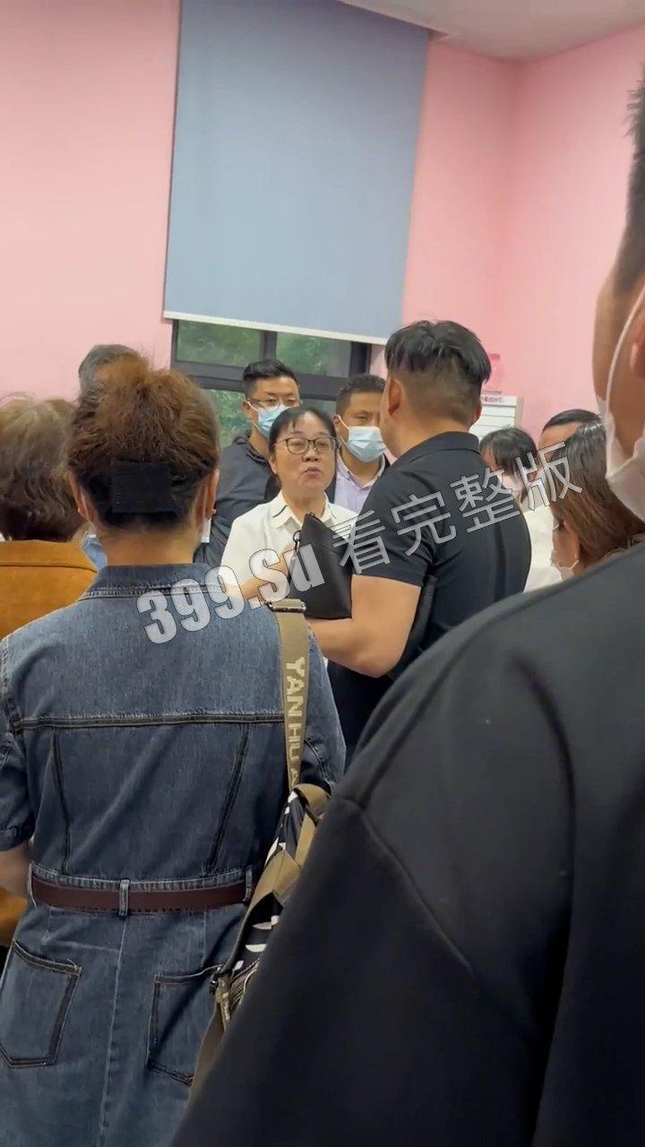 5.23 武汉汉阳弘桥小学 七岁孩子在校内遭老师开车碾压 后脑都压没了 校方拒绝提供监控 集体失声 家长集体讨说法-4