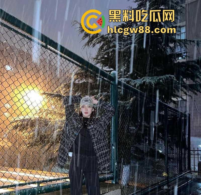 陈翔六点半女演员【王妍】被曝光下海做外围 露脸实拍全裸自慰福利 内容炸裂！-16