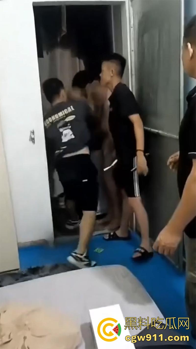 捉奸现场老公崩溃了,情夫手法绝对一流,床单都玩湿了,气得大哥飞起一脚,原来老婆竟是个骚逼啊!-4