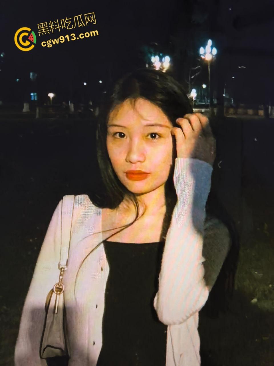 河北承德少妇【冯伟】，三十如狼四十如虎，背着老公偷情男大学生，黑丝翘臀疯狂打桩后入 ！-6