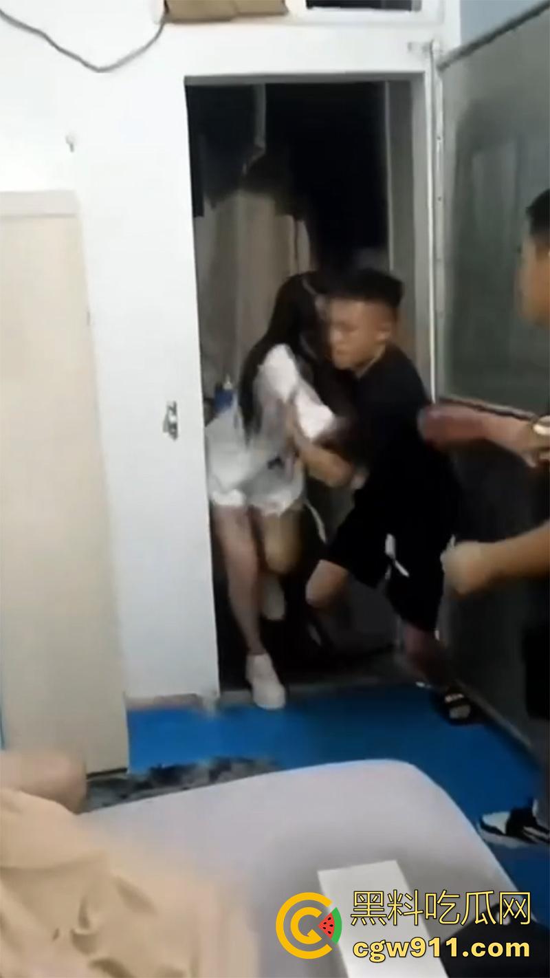 捉奸现场老公崩溃了,情夫手法绝对一流,床单都玩湿了,气得大哥飞起一脚,原来老婆竟是个骚逼啊!-6