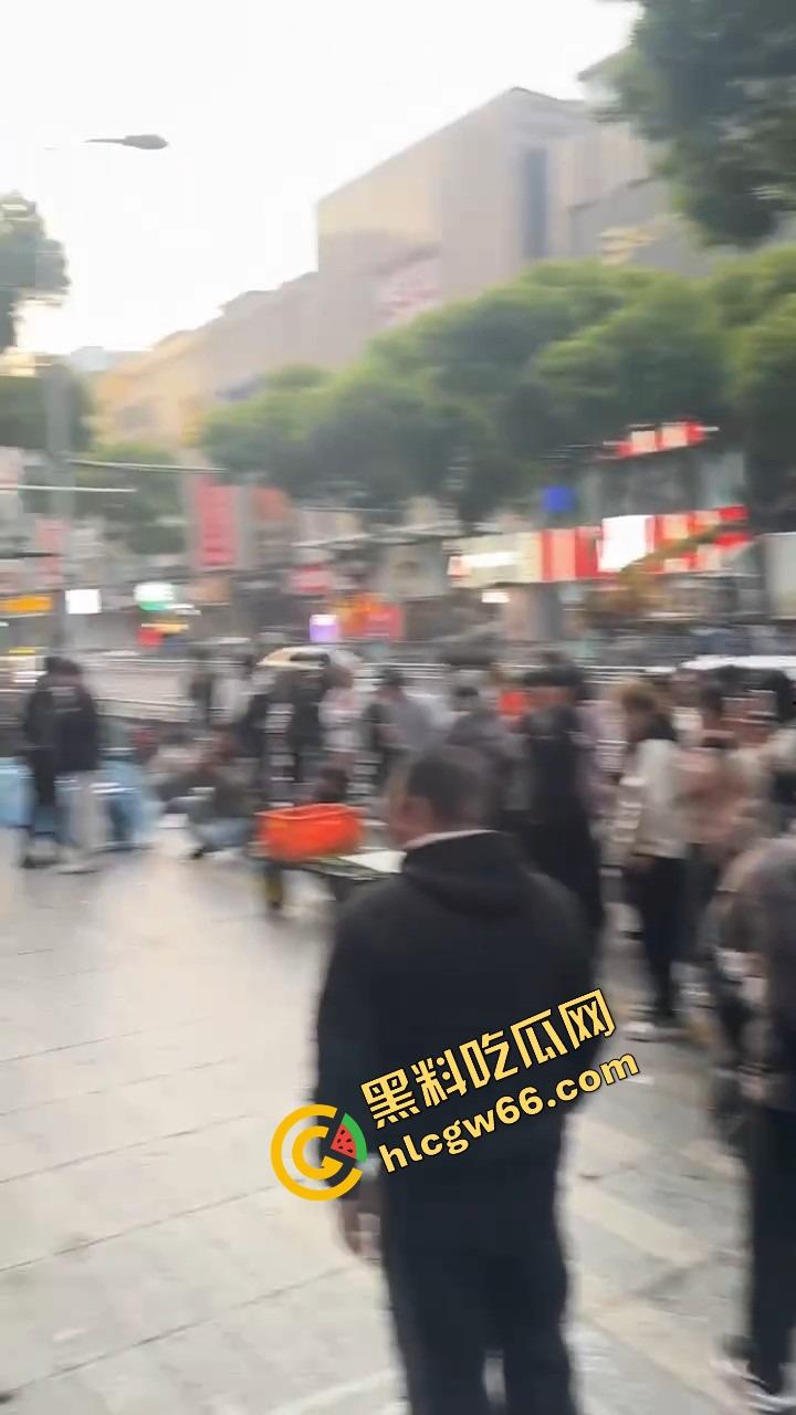 长沙解放西路嫩妹网红街头拍段子，结果路人上来对着大奶一顿狂抓，手顺势摸逼全场看傻？-4