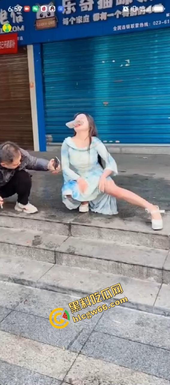 长沙解放西路嫩妹网红街头拍段子，结果路人上来对着大奶一顿狂抓，手顺势摸逼全场看傻？-6