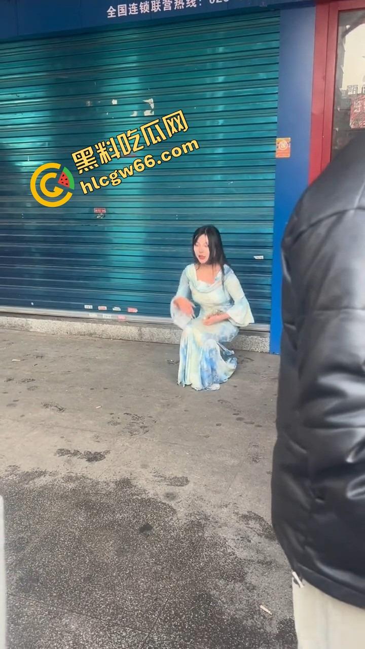 长沙解放西路嫩妹网红街头拍段子，结果路人上来对着大奶一顿狂抓，手顺势摸逼全场看傻？-9