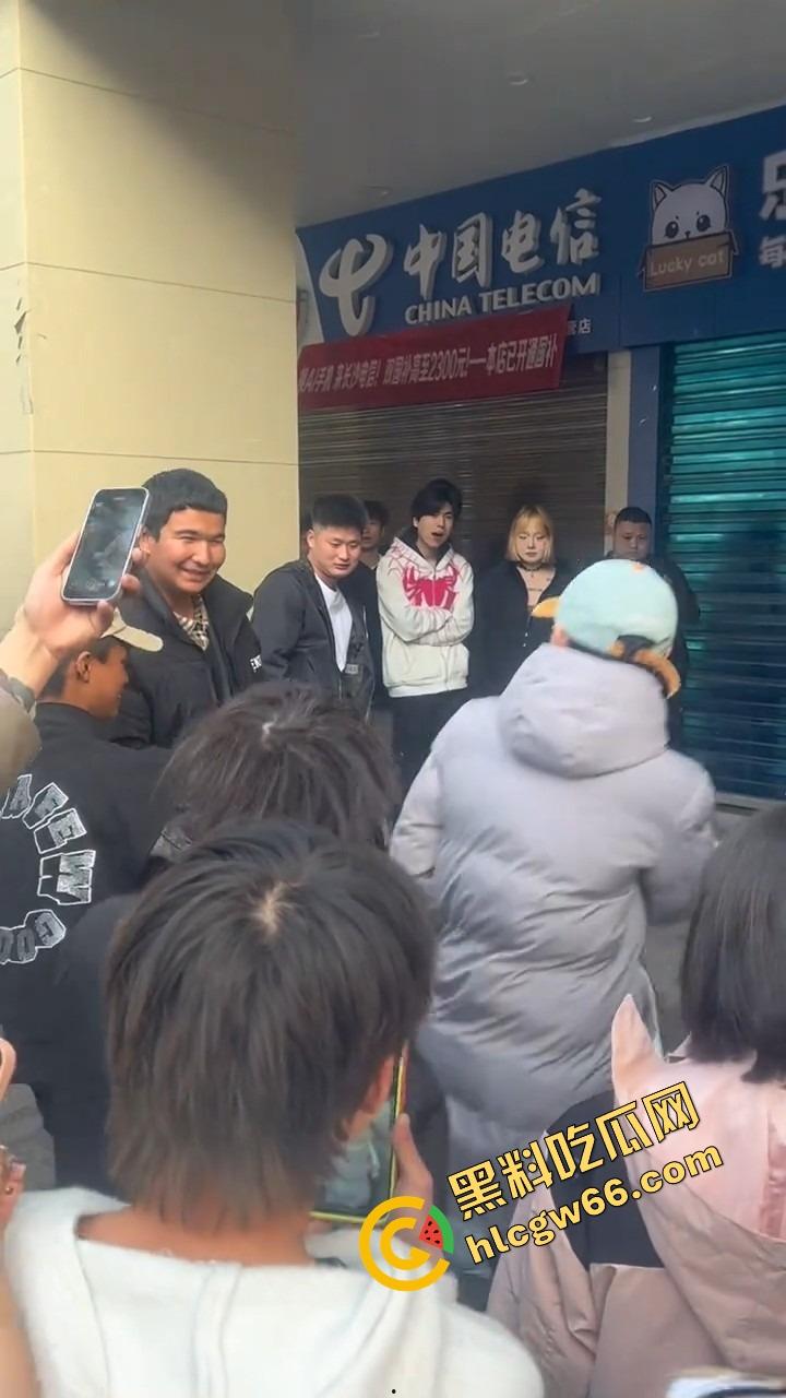 长沙解放西路嫩妹网红街头拍段子，结果路人上来对着大奶一顿狂抓，手顺势摸逼全场看傻？-14