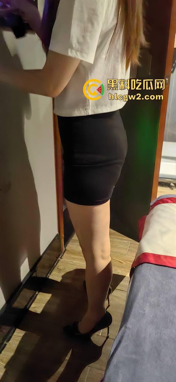 瓜友投稿技师摇得太猛！货比三家选的极品，逼蹭蹭不进去直接缴械技师摇到腿软，这谁受得了！-4