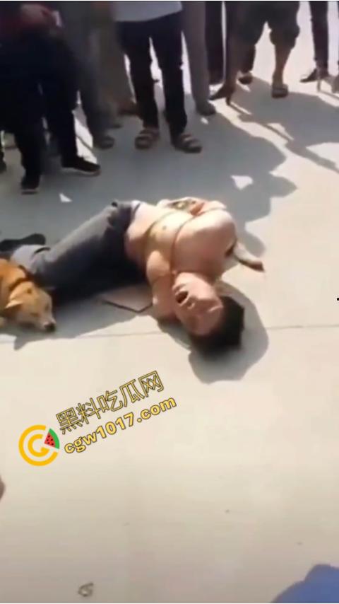 广西村民抓住偷狗贼，脱光殴打，场面血腥凶残，围观村民挥棒狂殴，男子惨嚎不断，村民誓要为爱犬复仇！-7