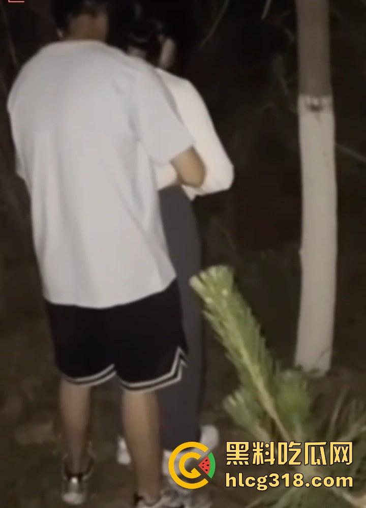 绿帽奴单男三人户外性狂欢，扶树后入极限车震，无套大干轮番内射，精液塞满整个淫穴。-8