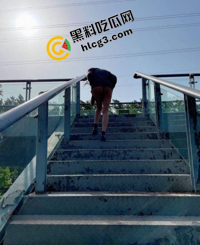 福建丰乳肥臀反差人妻母狗『潘语涵』天桥上露出后入打野战 惊险刺激泄火之旅-2