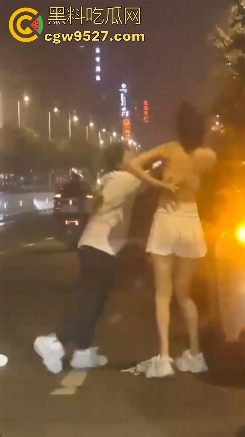 街头同性情侣骂战，小个矮T竟有个长腿女友，两人吵架当街脱衣，不得不说这身材真赞啊！-2