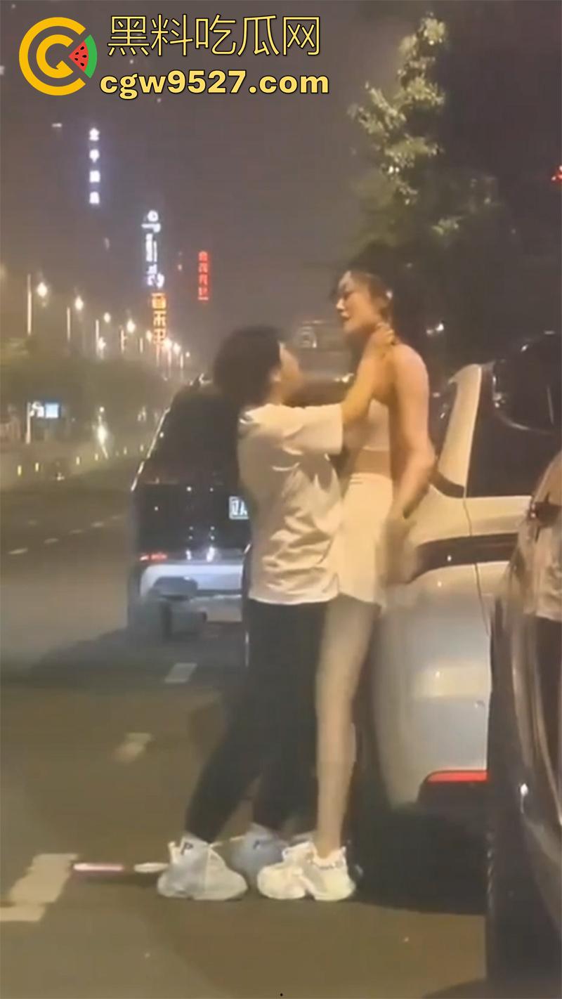 街头同性情侣骂战，小个矮T竟有个长腿女友，两人吵架当街脱衣，不得不说这身材真赞啊！-4
